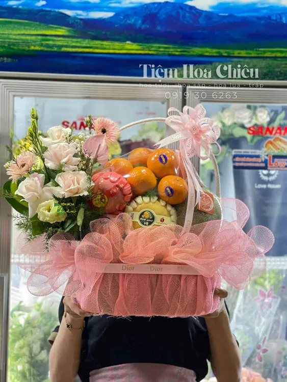 Giỏ trái cây quà tặng nhập khẩu cao cấp với sự kết hợp tinh tế thay bạn gửi gắm trọn vẹn tình cảm và sự trân trọng đến người nhận.