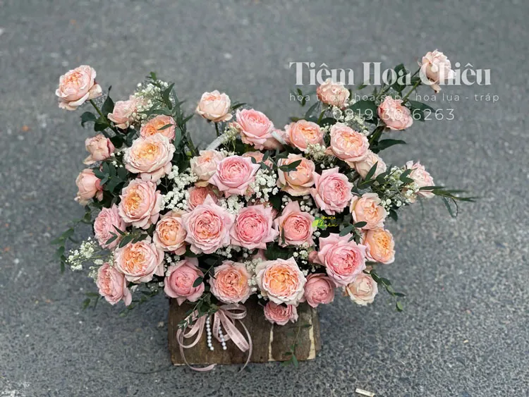 Giỏ hoa giá rẻ bạc liêu thể hiện tình cảm, lòng biết ơn và sự quan tâm đến người nhận một cách tinh tế và trang nhã.