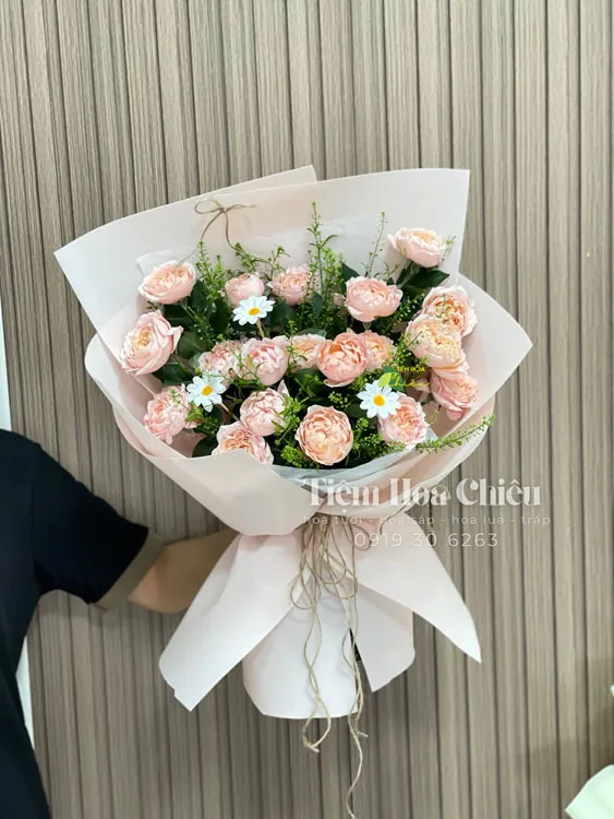 Đặt hoa Bạc Liêu - Thiết kế bó hoa tươi mang thông điệp riêng giúp khoảnh khắc tặng hoa trở nên đáng nhớ hơn.