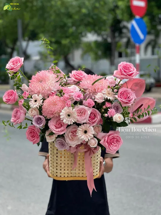Cửa hàng hoa tươi bạc liêu - Đặt giỏ hoa tươi trở thành món quà tinh tế, vừa trang nhã vừa gửi gắm lời chúc chân thành.