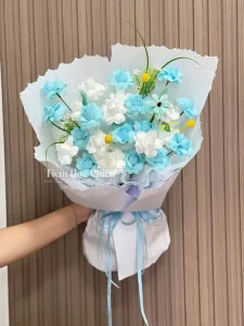 Hoa sáp luôn toả hương thơm dịu nhẹ, được dùng làm quà tặng tượng trưng cho tình cảm bền lâu, không phai theo thời gian.