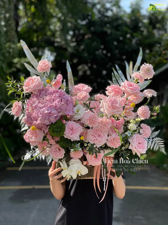 Giỏ hoa tươi đẹp món quà tinh thần và tô điểm thêm không khí lãng mạn, tạo cảm giác thoải mái cho người nhận.