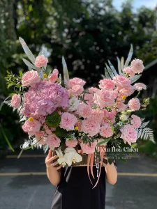 Đặt hoa tươi dịp Quốc Khánh 2/9 thể hiện tình cảm trân trọng và niềm tự hào trong ngày lễ lớn của đất nước.