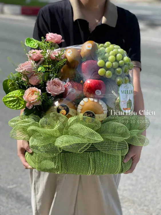 Giỏ trái cây quà tặng truyền tải thông điệp chân thành, sang trọng thể hiện được sự chu đáo, quan tâm của người tặng.