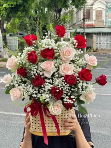 Giỏ hoa tươi sang trọng là cách tuyệt vời để gửi gắm những lời chúc tốt đẹp và sự quan tâm đặc biệt đến người nhận.