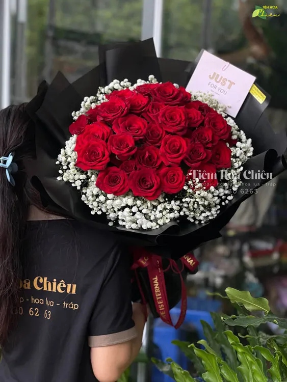 Đặt hoa tươi sinh nhật thiết kế tỉ mỉ, mang phong cách hiện đại, phù hợp tặng bạn bè, người yêu, đồng nghiệp hay người thân.