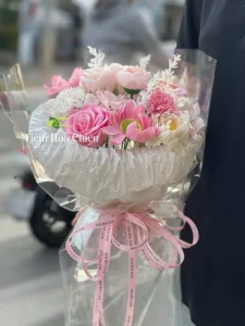 Đặt hoa sáp lựa chọn quà tặng thời thượng, vẻ đẹp trường tồn chinh phục mọi sở thích và phù hợp với nhiều phong cách trang trí.