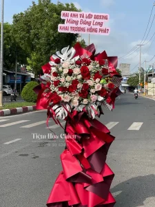 Lẳng hoa khai trương mong muốn đối tác làm ăn phát đạt, giúp thu hút tài lộc và mang lại may mắn cho gia chủ.