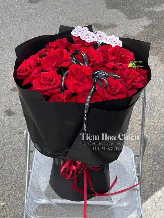 Đặt hoa tươi sinh nhật thiết kế tỉ mỉ, mang phong cách hiện đại, phù hợp tặng bạn bè, người yêu, đồng nghiệp hay người thân.