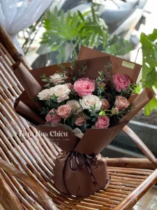 Đặt hoa Bạc Liêu - Thiết kế bó hoa tươi mang thông điệp riêng giúp khoảnh khắc tặng hoa trở nên đáng nhớ hơn.