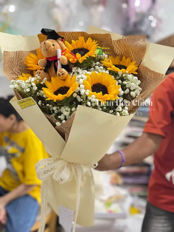 Đặt hoa tốt nghiệp gửi gắm lời chúc về thành công, sự tự hào đối với những nỗ lực trong suốt quá trình học tập.