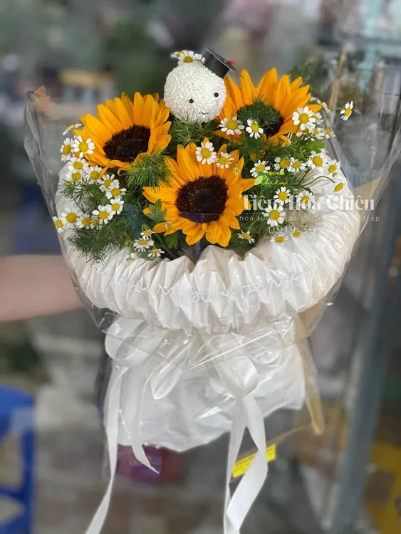 Đặt hoa tốt nghiệp gửi gắm lời chúc về thành công, sự tự hào đối với những nỗ lực trong suốt quá trình học tập.