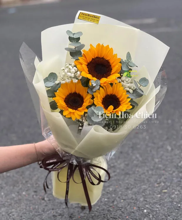 Đặt hoa tốt nghiệp Bạc Liêu mẫu mã đa dạng giúp ngày tốt nghiệp thêm trọn vẹn, lưu giữ những cảm xúc thanh xuân đáng nhớ nhất.