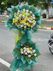 Đặt hoa mừng khai trương giúp không gian nổi bật, thay cho lời chúc làm ăn thuận lợi, phát triển bền vững và thịnh vượng.