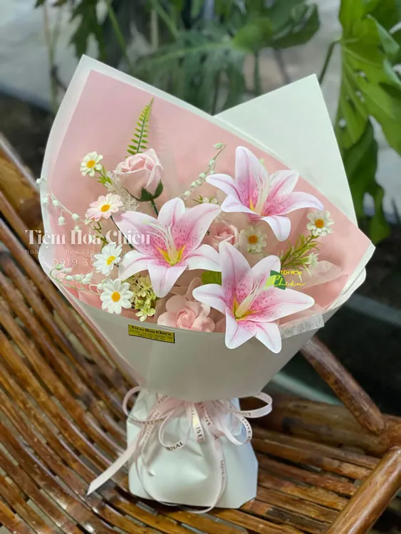 Đặt hoa Bạc Liêu - Thiết kế bó hoa tươi mang thông điệp riêng giúp khoảnh khắc tặng hoa trở nên đáng nhớ hơn.