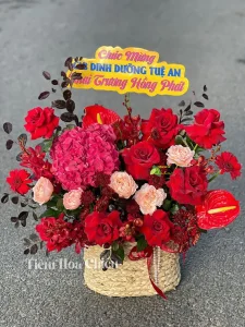 Giỏ hoa khai trương chuyên nghiệp và thịnh vượng thể hiện thông điệp về một khởi đầu bền vững, đáng tin cậy.