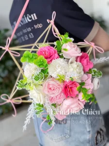 Đặt hoa trung thu góp phần tô điểm không gian thêm ấm áp, và nhắc nhở chúng ta trân trọng từng khoảnh khắc bên gia đình.