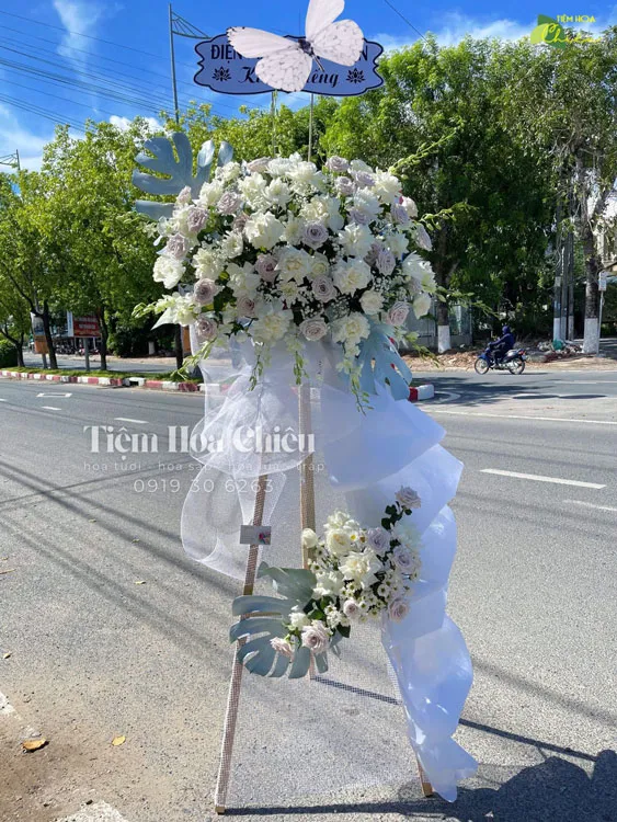 Đặt vòng hoa viếng Bạc Liêu mang ý nghĩa tri ân, tượng trưng cho sự viên mãn, an yên và lời tiễn đưa đầy tôn kính.