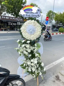 Đặt vòng hoa viếng Bạc Liêu mang ý nghĩa tri ân, tượng trưng cho sự viên mãn, an yên và lời tiễn đưa đầy tôn kính.