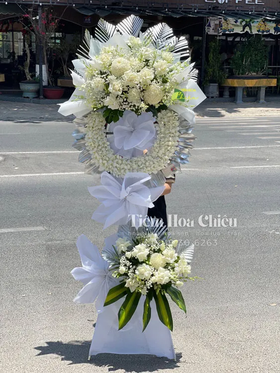 Đặt vòng hoa viếng Bạc Liêu mang ý nghĩa tri ân, tượng trưng cho sự viên mãn, an yên và lời tiễn đưa đầy tôn kính.