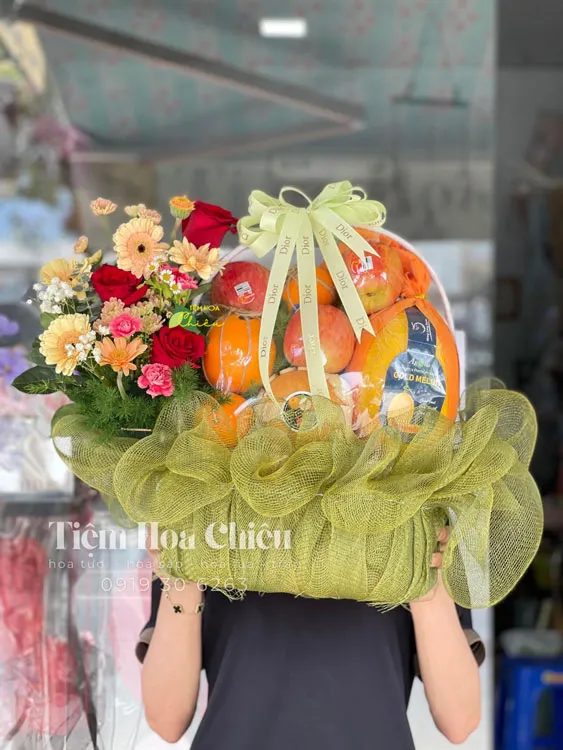 Giỏ trái cây quà tặng món quà tinh tế thể hiện sự chúc phúc, may mắn và tình cảm yêu thương đối với người nhận.