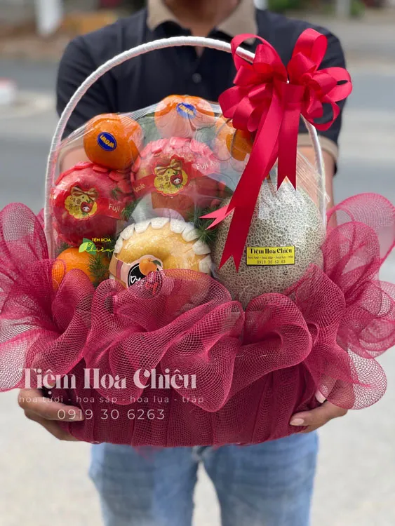 Giỏ trái cây quà tặng món quà tinh tế thể hiện sự chúc phúc, may mắn và tình cảm yêu thương đối với người nhận.