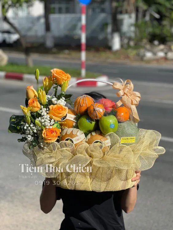 Giỏ trái cây quà tặng sang trọng gửi gắm lời chúc sức khỏe, may mắn và thịnh vượng cho người nhận.