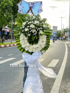 Đặt vòng hoa viếng mang ý nghĩa thanh thoát, thuần khiết, giúp không khí buổi lễ trở nên trang nghiêm.