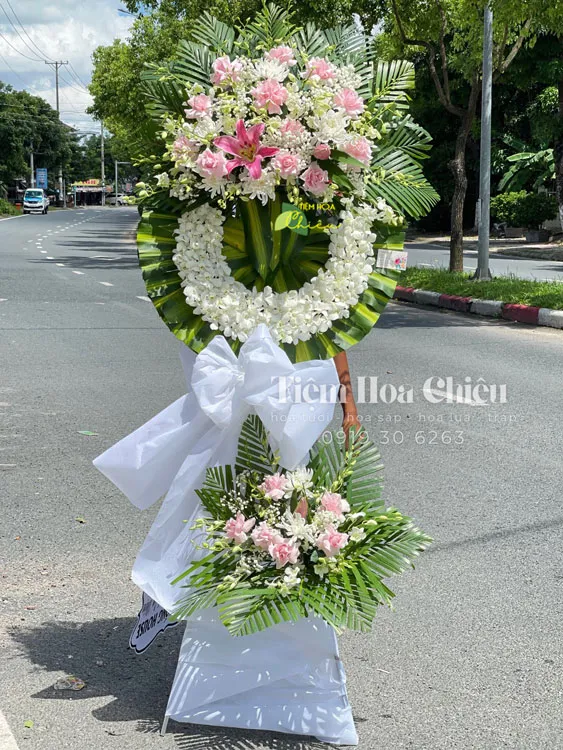 Đặt vòng hoa viếng mang ý nghĩa thanh thoát, thuần khiết, giúp không khí buổi lễ trở nên trang nghiêm.