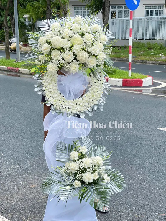 Đặt vòng hoa viếng mang ý nghĩa thanh thoát, thuần khiết, giúp không khí buổi lễ trở nên trang nghiêm.