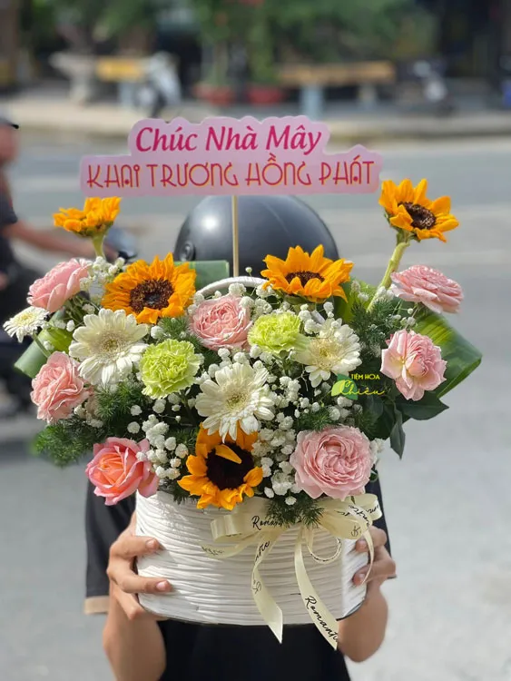 Đặt hoa chúc mừng khai trương lời chúc tốt đẹp về sự phát triển, thịnh vượng và may mắn cho chủ doanh nghiệp.