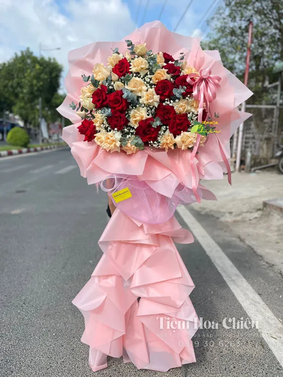 Đặt vòng hoa khai trương mang lại sự hài hòa, biểu tượng cho con đường kinh doanh đa dạng, mở rộng và đầy may mắn.