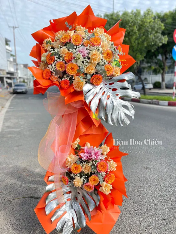 Đặt vòng hoa khai trương mang lại sự hài hòa, biểu tượng cho con đường kinh doanh đa dạng, mở rộng và đầy may mắn.