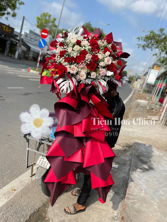 Đặt lãng hoa chúc mừng khai trương sang trọng, giúp thu hút tài lộc và mang lại may mắn cho gia chủ.