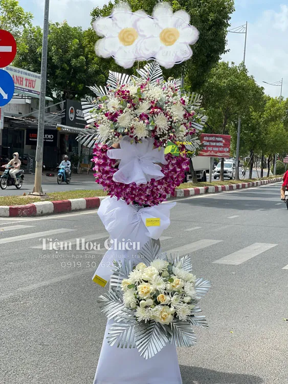 Đặt vòng hoa viếng Bạc Liêu mang thông điệp về lòng biết ơn, sự kính trọng và tri ân với đóng góp đầy ý nghĩa của người quá cố.
