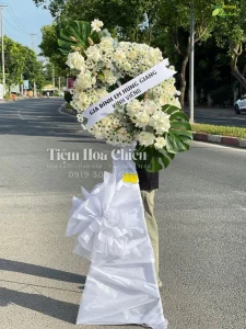 Đặt vòng hoa viếng mang theo mình một thông điệp sâu lắng về tình yêu thương và tôn trọng đối với người đã ra đi.