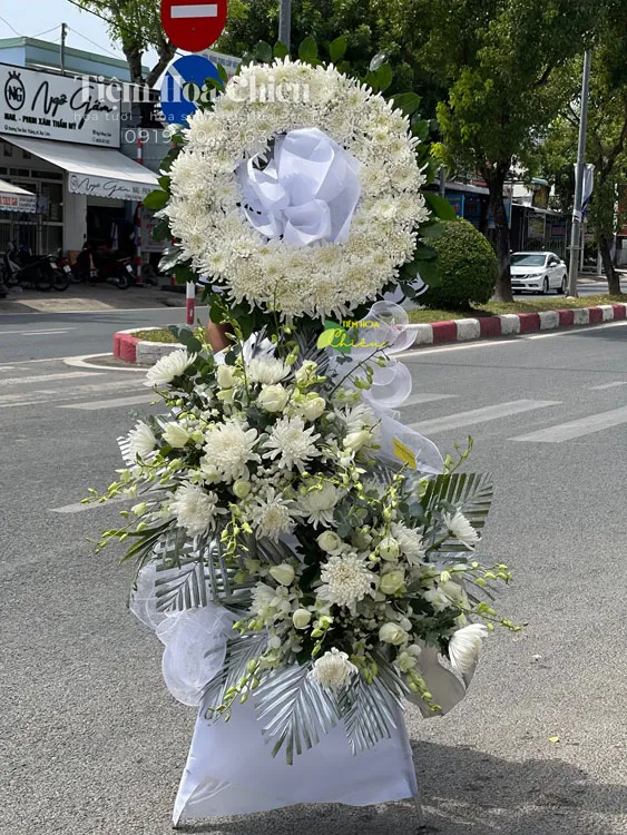 Đặt vòng hoa viếng Bạc Liêu mang thông điệp về lòng biết ơn, sự kính trọng và tri ân với đóng góp đầy ý nghĩa của người quá cố.