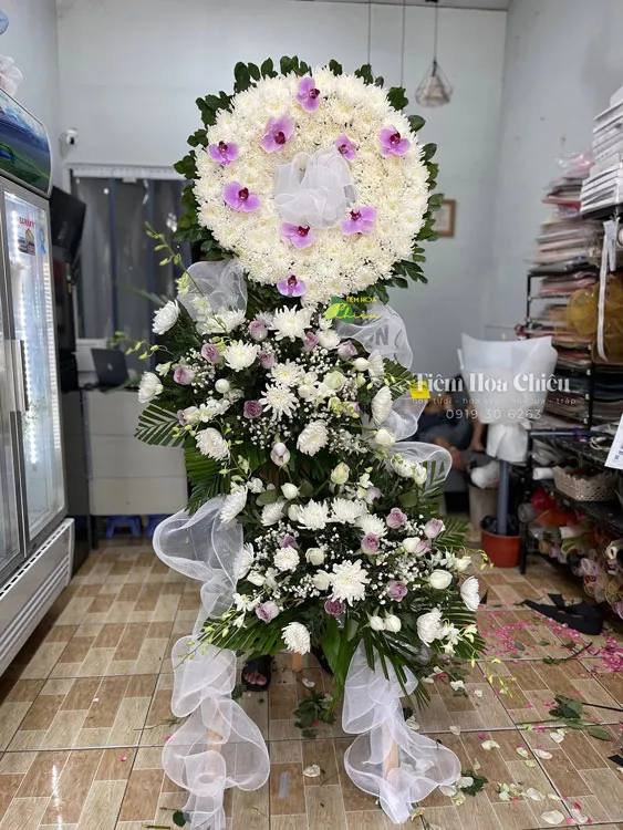 Đặt vòng hoa đám tang phù hợp với ngân sách người tặng, đảm bảo tính trang trọng, tôn kính đối với người đã khuất.