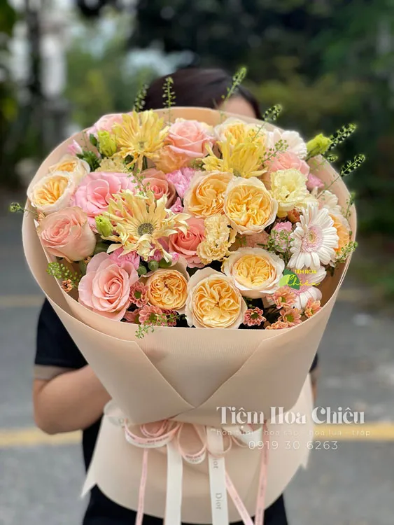 Đặt hoa sinh nhật tại Tiệm Hoa Chiêu giúp bạn thể hiện sự gắn kết, tạo nên mối quan hệ thân thiết, bền chặt hơn.