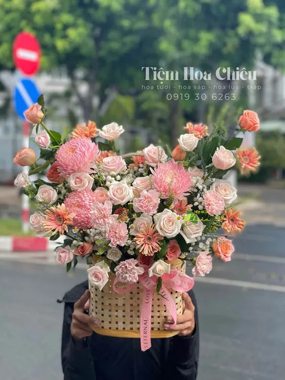 Giỏ hoa tươi mang lại niềm vui và ấn tượng tốt đẹp cho người nhận, làm cho không gian sống thêm phần rực rỡ và sinh động.