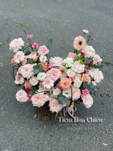 Giỏ hoa tươi gửi gắm thông điệp yêu thương tinh tế, nhẹ nhàng tạo nên một bức tranh sống động và đầy cảm xúc.
