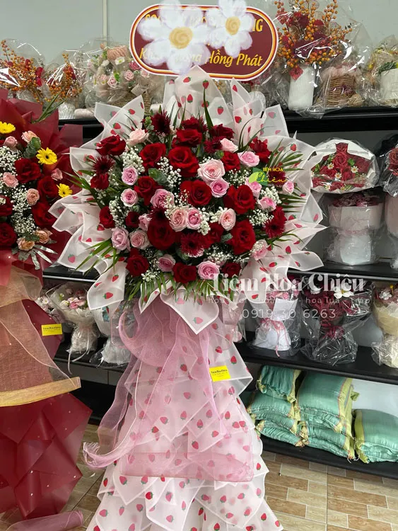 Đặt hoa chúc mừng khai trương may mắn và thịnh vượng, thể hiện tấm lòng và lời chúc tốt đẹp đến gia chủ.