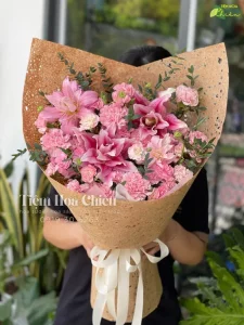 Đặt hoa sinh nhật được trao tặng với màu sắc và thiết kế hài hòa làm cho người nhận trở nên yêu đời và thoải mái.