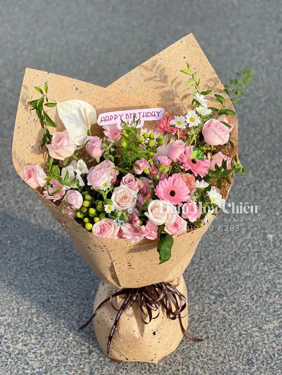 Đặt hoa tươi sinh nhật thông điệp riêng về tình yêu, sự biết ơn giúp người tặng truyền tải cảm xúc một cách tinh tế và trọn vẹn.