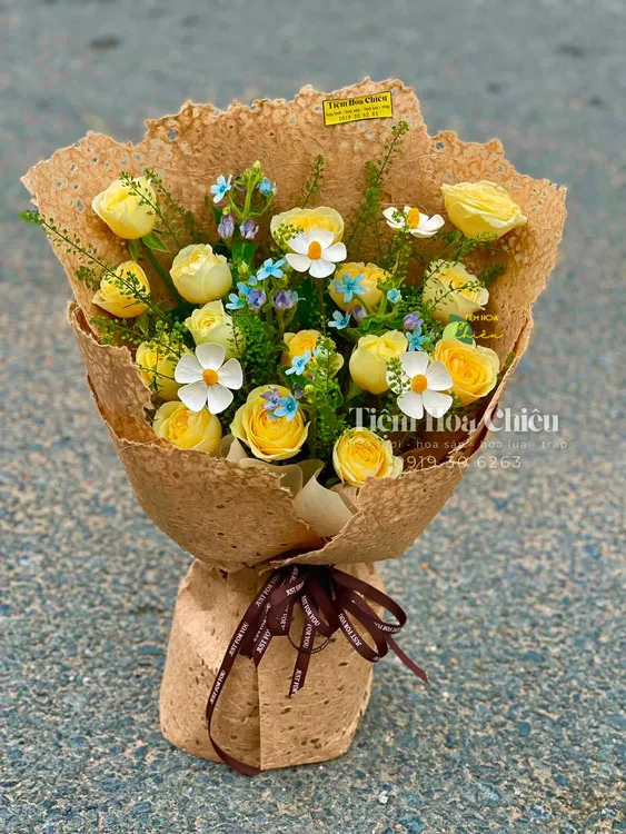 Đặt hoa bó tươi thể hiện tình cảm chân thành và gửi lời chúc phúc tới người quan trọng trong cuộc sống.