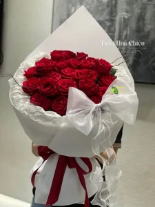 Đặt hoa tươi sinh nhật thông điệp riêng về tình yêu, sự biết ơn giúp người tặng truyền tải cảm xúc một cách tinh tế và trọn vẹn.