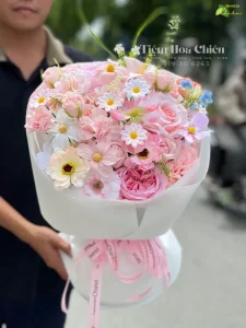 Hoa sáp giữ được vẻ tươi mới theo thời gian, lựa chọn tinh tế giúp truyền tải tình cảm chân thành đến người nhận.