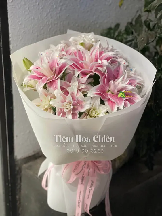 Đặt hoa bó tươi thể hiện tình cảm chân thành và gửi lời chúc phúc tới người quan trọng trong cuộc sống.