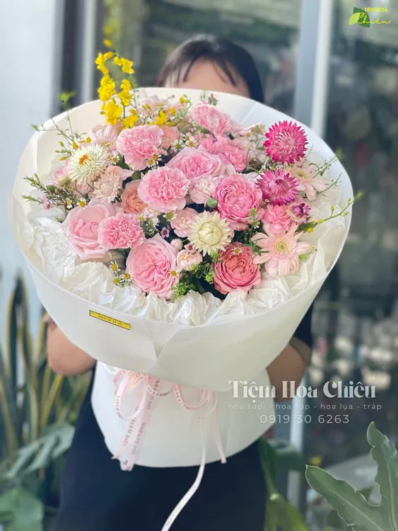 Đặt hoa sinh nhật được trao tặng với màu sắc và thiết kế hài hòa làm cho người nhận trở nên yêu đời và thoải mái.