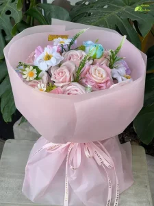 Hoa sáp nghệ thuật độc đáo, thể hiện sự sang trọng và đẳng cấp, góp phần tô điểm cho không gian sống đầy tinh tế.